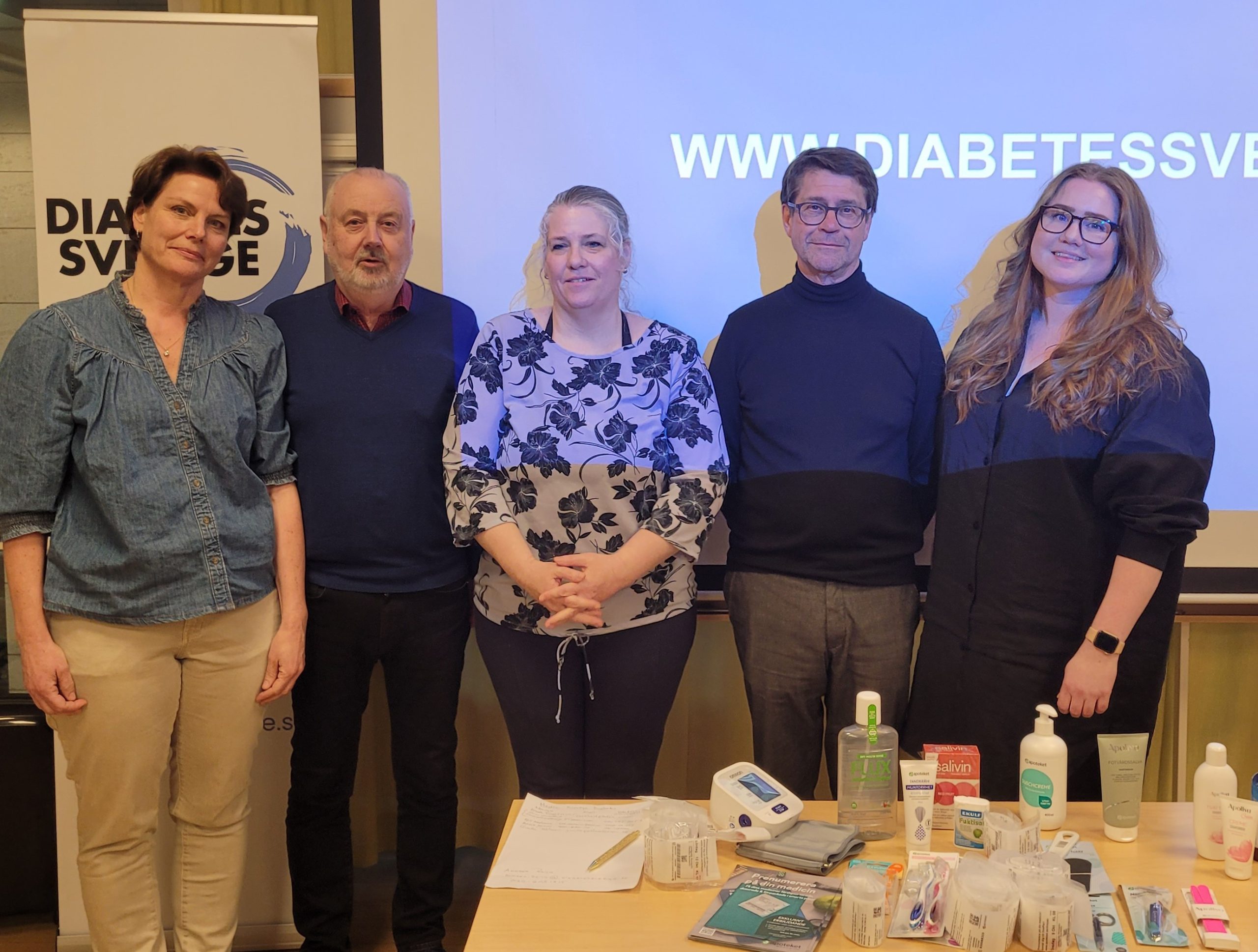 Fem personer står bredvid en roll-up där det står diabetes Sverige